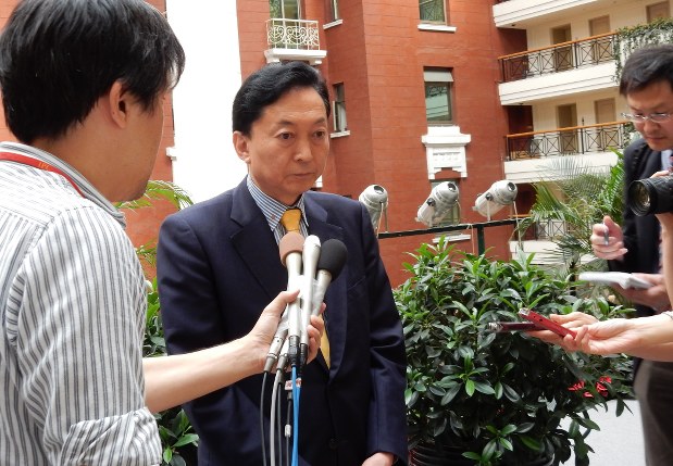 北京市内で記者団に「AIIB委員就任の打診を受けた」と語る鳩山由紀夫元首相=2016年6月26日、赤間清広撮影