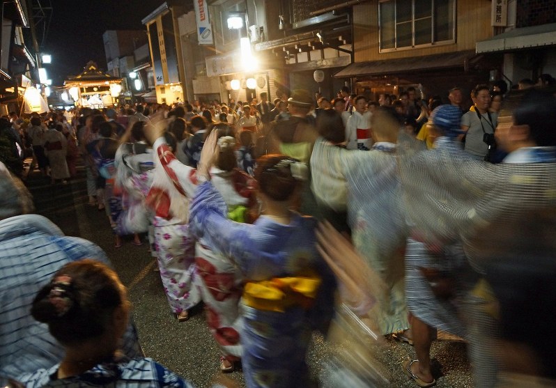 昔は神社の境内で、カンテラつけて踊った記憶が。今は路上で屋台を囲む踊りの輪=内田勝美さん撮影