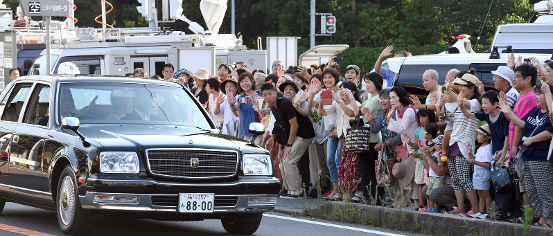 葉山御用邸を出発される天皇、皇后両陛下に手を振り見送る人たち=神奈川県葉山町で2016年7月14日午後4時32分、竹内紀臣撮影