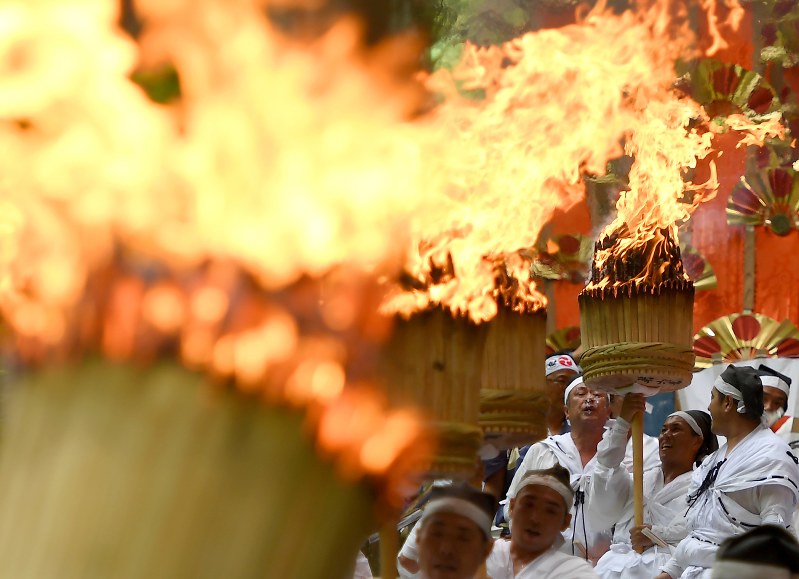 那智の扇祭り 勇壮な炎が杉木立を赤々と照らし 毎日新聞