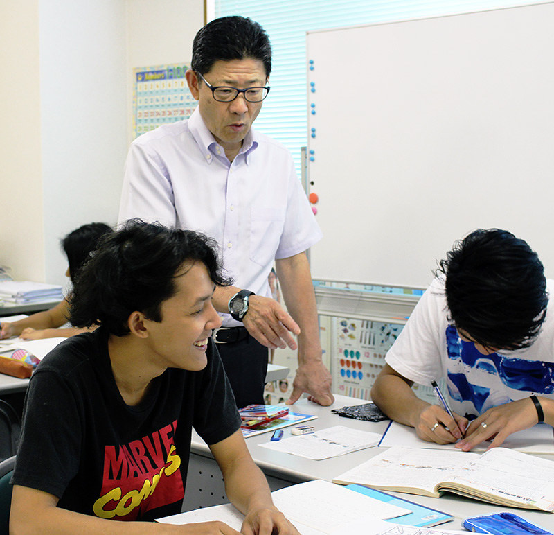 授業を見学する喜久川所長。「子どもには夢を与えないかん」が持論=滋賀県草津市草津1の日本語教室「虹」で、大澤重人撮影