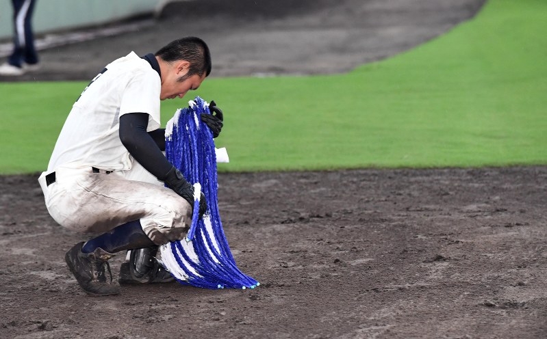 東大阪大柏原に惜敗して休部が決まり、千羽鶴を手にグラウンドにうずくまるPL学園の選手=東大阪市で2016年7月15日午後4時52分、山崎一輝撮影