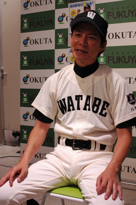 特製のユニホームをまとい、高校野球の魅力を語るアンジャッシュの渡部建さん=東京都新宿区の福家書店新宿サブナード店で2016年7月14日、大村健一撮影