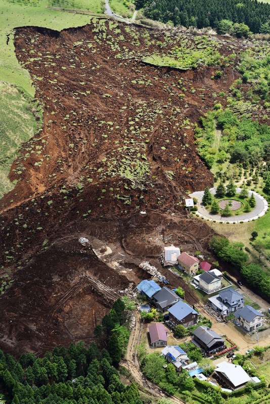 熊本地震：岩せつなだれ [写真特集2/2] | 毎日新聞