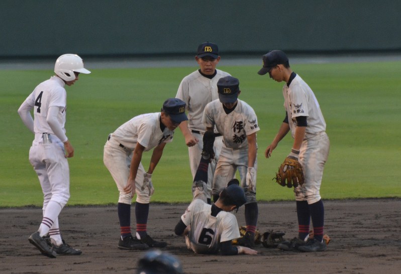 足がつり、その場に倒れ込む伊都の柴田寿幸選手=和歌山市の県営紀三井寺球場で2016年7月17日午後6時32分、高橋祐貴撮影