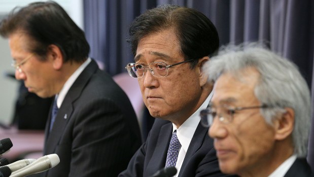 記者会見に臨む三菱自動車の(手前から)中尾龍吾副社長、益子修会長、相川哲郎社長(肩書きは当時)=2016年6月17日、後藤由耶撮影