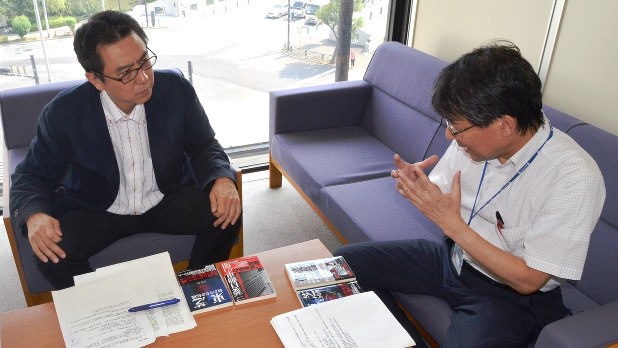 週刊エコノミストの金山編集長(左)と経済プレミアの今沢編集長=2016年7月7日撮影