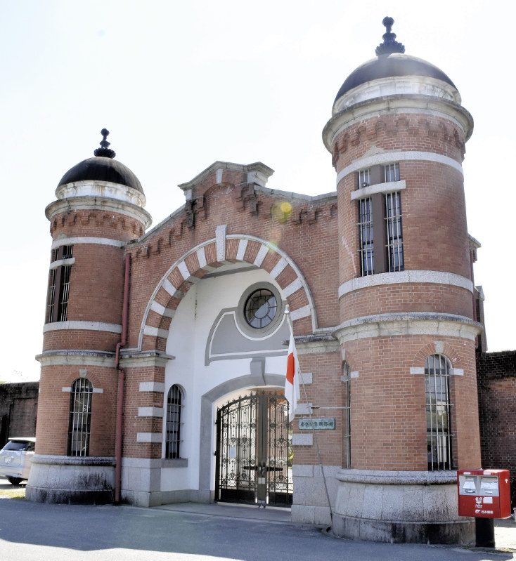 二つのドーム屋根が特徴的な奈良少年刑務所の表門=奈良市般若寺町で、日向梓撮影