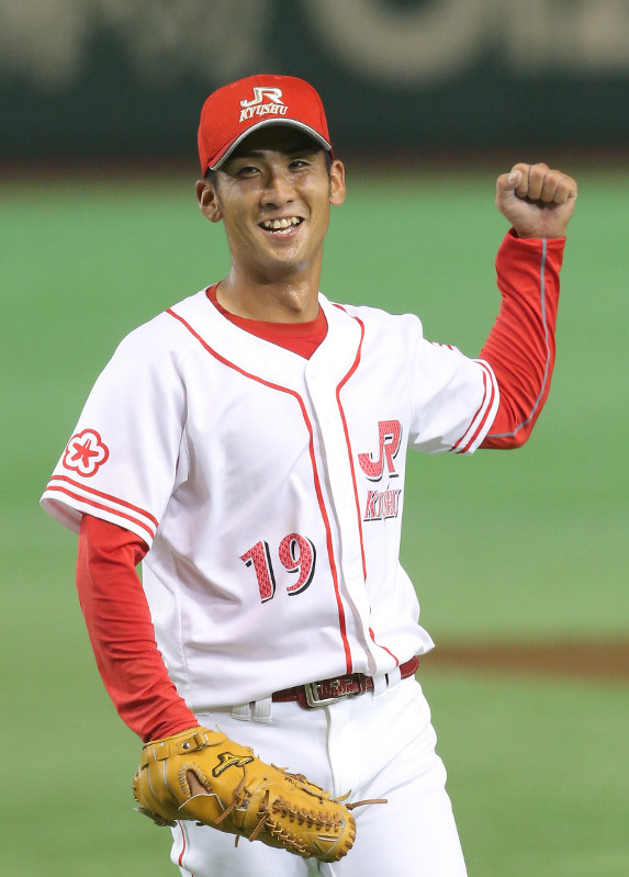 【東芝(川崎市)−JR九州(北九州市)】完封しガッツポーズのJR九州・井上=東京ドームで2016年7月19日、梅田麻衣子撮影