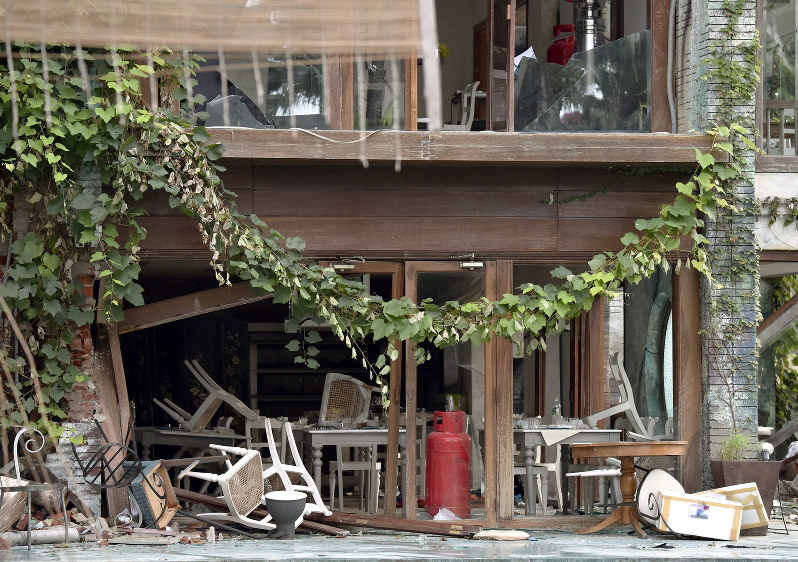 バングラテロ 犠牲者の氏名公表 どうあるべきか 毎日新聞