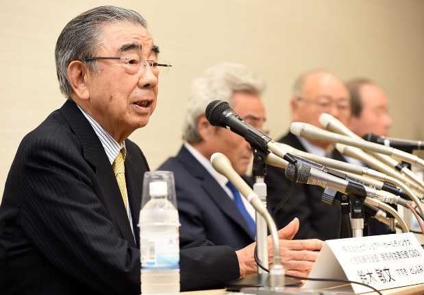 人事抗争の末、引退を決断したセブン&アイHDの鈴木敏文元会長(左端)=2016年4月7日、徳野仁子撮影