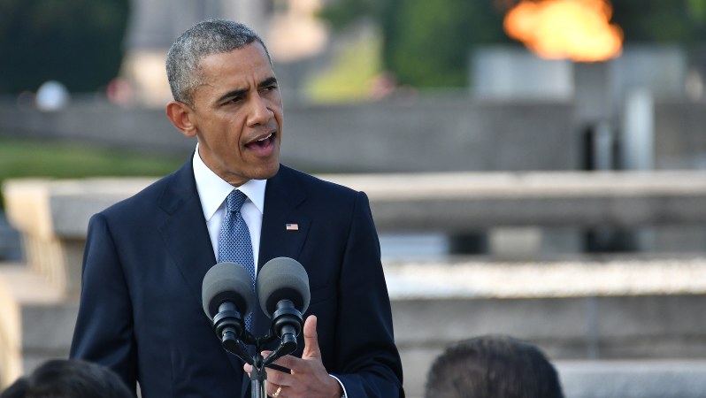 広島市の平和記念公園で演説するオバマ米大統領=2016年5月27日撮影