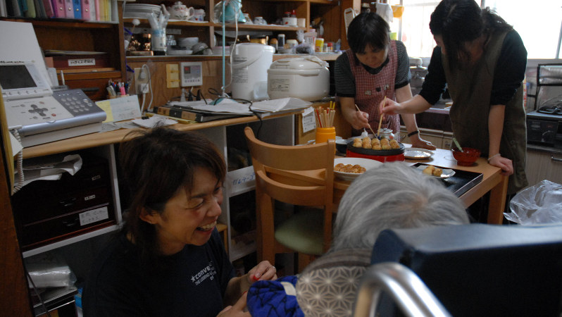 明るく動き回るヘルパーの笑顔にいやされる=宮崎市の「かあさんの家」で2007年4月29日、矢頭智剛撮影