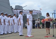佐世保出港を前に花束を贈られる護衛艦すずつきの乗組員