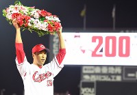プロ野球：黒田、日米通算200勝 [写真特集10/12] | 毎日新聞