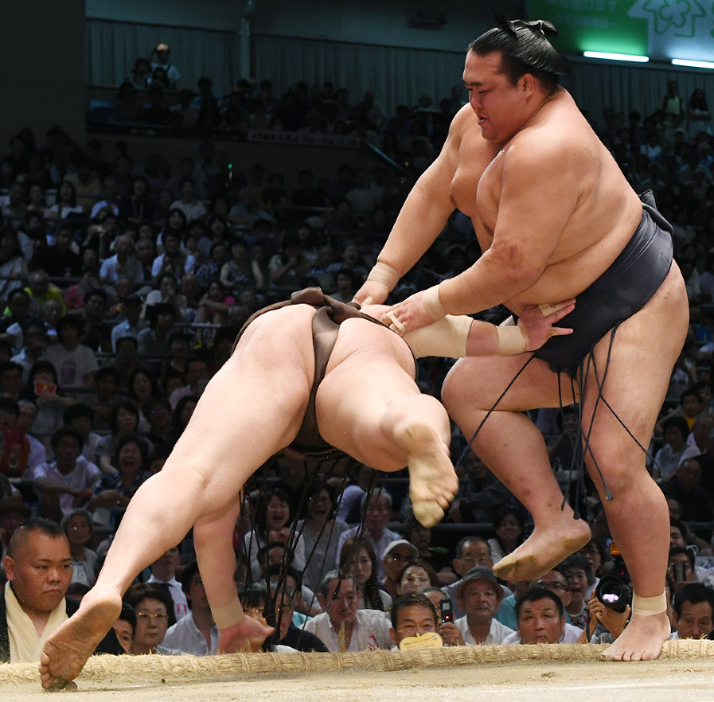 白鵬を突き落としで破る稀勢の里(右)=愛知県体育館で2016年7月23日、木葉健二撮影