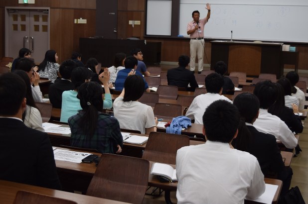 就活に関するさまざまな問題をテーマにセミナーを開く大学もある=東京都内の大学で、高木香奈撮影