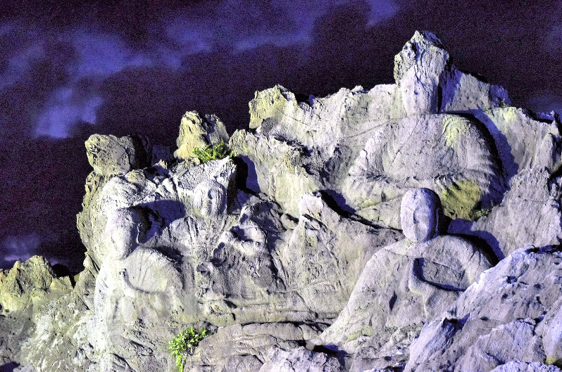 石仏群：「十六羅漢岩」幻想ライトアップ 山形 | 毎日新聞