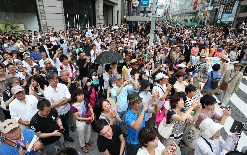 都知事選前の最後の日曜日に、候補者らの訴えに耳を傾ける有権者ら=東京都中央区で2016年7月24日午後1時5分、小川昌宏撮影