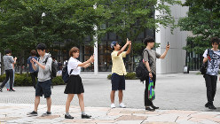 ポケモンＧＯを楽しむ学生たち＝東京都中野区で２０１６年７月２２日、竹内紀臣撮影