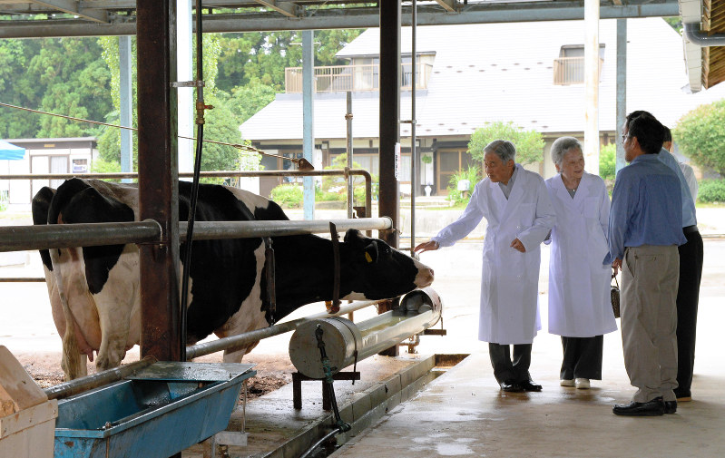 天皇 皇后両陛下 那須の酪農家訪問 毎日新聞