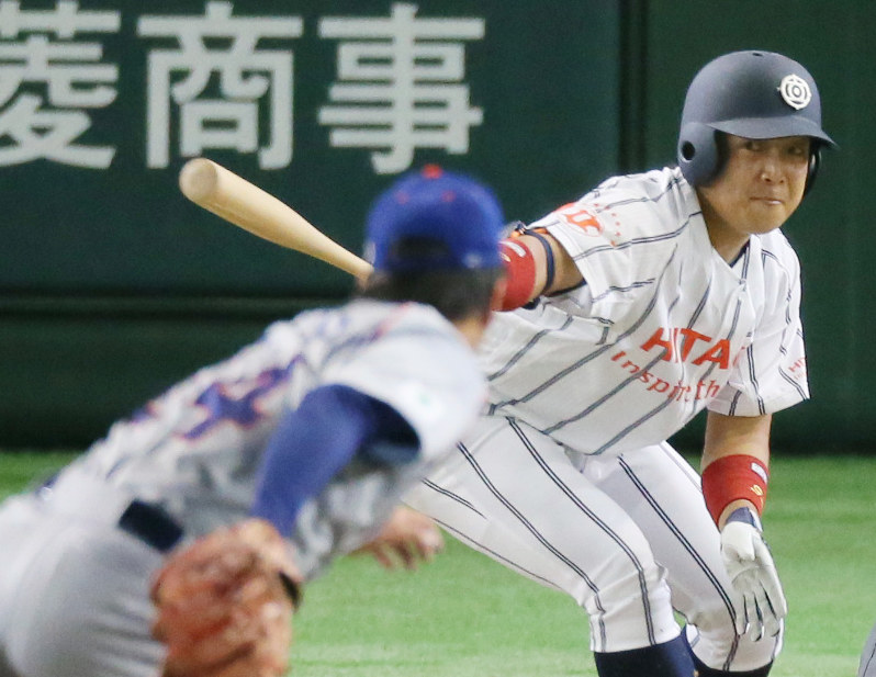 【日立市(日立製作所)−東京都(東京ガス)】三回表日立市2死一、二塁、菅野が右前適時打を放つ=東京ドームで2016年7月25日、宮武祐希撮影