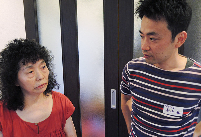 石倉紘子さん(左)と話をする根岸親さん=京都市で、玉木達也撮影