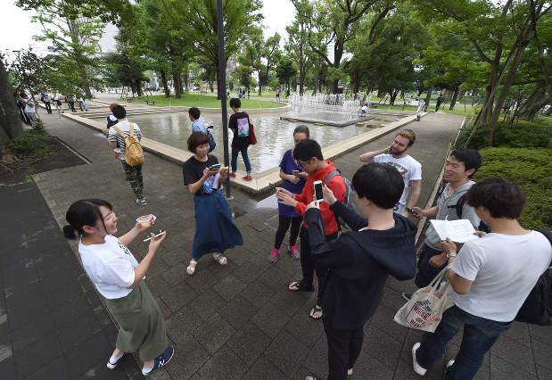 ポケモンGOを楽しむ大学生=東京都中野区で2016年7月22日、竹内紀臣撮影