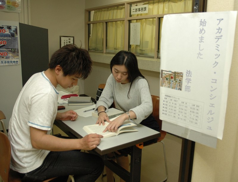 大学倶楽部 専修大 学部生の悩みを大学院生が一緒に解決 法学部にコンシェルジュ制度 毎日新聞