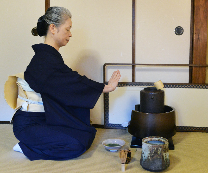 流れるように進められる薄茶の点前。何気ない所作に美が宿る=京都市北区で、加古信志撮影