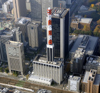 東京電力本店（中央）＝東京都千代田区内幸町で、本社ヘリから撮影