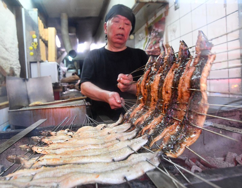 手際よく焼かれていくウナギ=大阪市生野区の「舟屋」で2016年7月30日午前10時33分、山崎一輝撮影