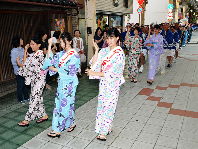 みなと舞鶴ちゃったまつり 民踊ながし商店街練り歩く きょうまで 京都 毎日新聞