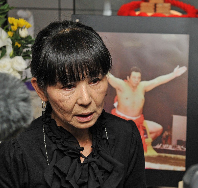 千代の富士死去：八角理事長もしのぶ 元横綱・朝青龍ら弔問 [写真特集12/15] 毎日新聞