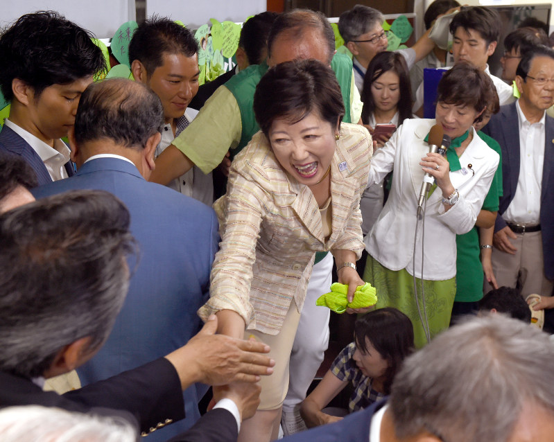 当選確実となり支援者と握手する元防衛相の小池百合子氏=東京都豊島区で2016年7月31日、竹内幹撮影