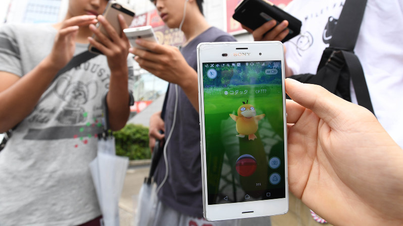 「ポケモンGO」に熱中する高校生=東京・秋葉原で2016年7月22日、中村藍撮影