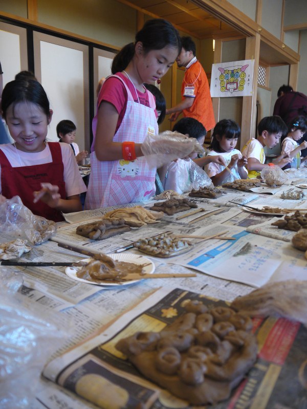 正福寺で開かれた「陶芸道場」でシーサーのお面を作る子ども達