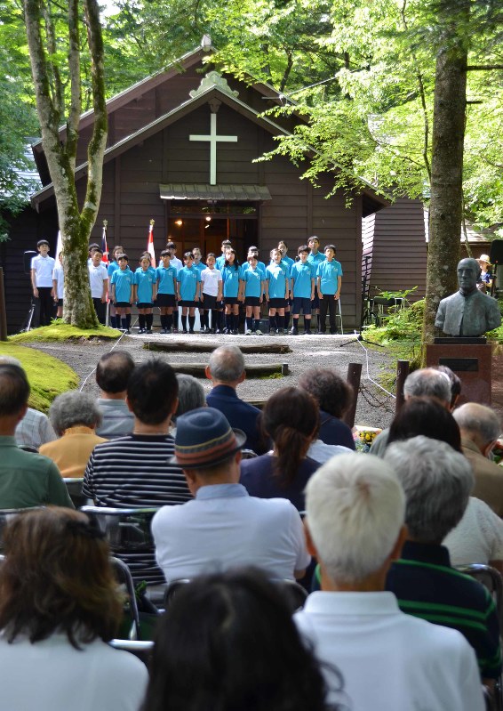 ショー祭で美しい歌声を披露する軽井沢少年少女合唱団=軽井沢町の軽井沢ショー記念礼拝堂前で