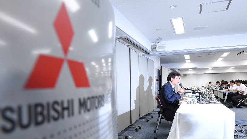 三菱自動車の燃費不正問題で、特別調査委員会による調査報告を受け、記者会見に臨む同社の益子修会長=2016年8月2日、内藤絵美撮影