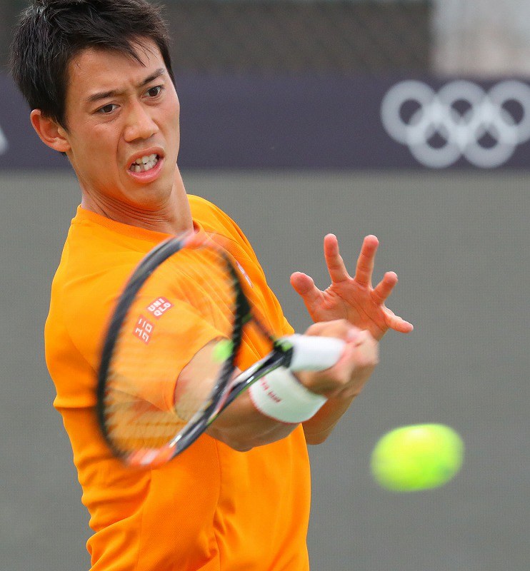 リオ五輪：テニス 錦織、コートの状態確かめ [写真特集6/6