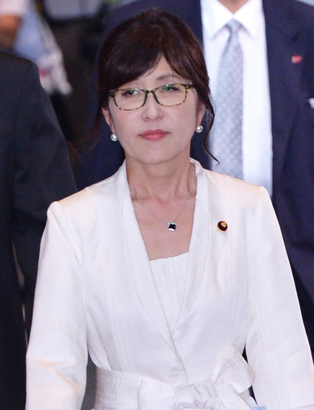 防衛相就任が内定し、皇居での認証式に向かう稲田朋美氏=首相官邸で2016年8月3日午後4時27分、北山夏帆撮影
