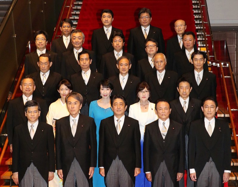 記念撮影に臨む安倍改造内閣の閣僚ら=首相官邸で2016年8月3日午後7時51分、宮武祐希撮影