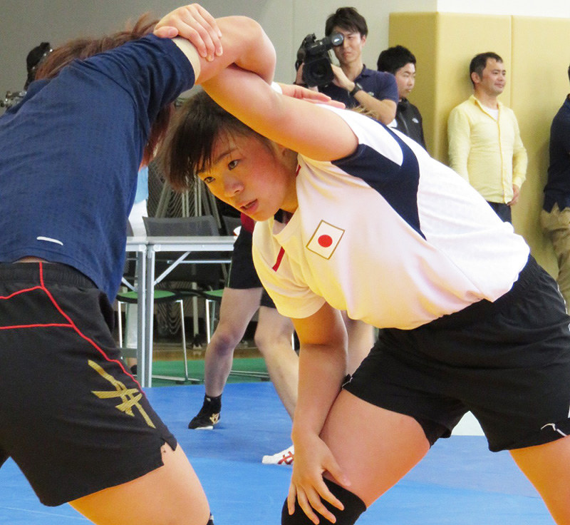 組み手にも磨きを掛け、力を伸ばす川井梨紗子選手=2016年3月の沖縄合宿で、藤野智成撮影