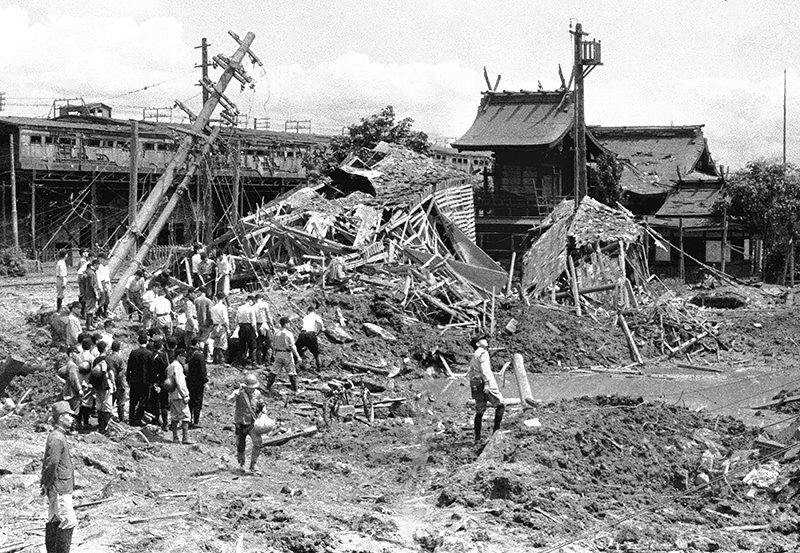 7月24日の空襲で大きな被害を受けた森ノ宮駅前。右上は森之宮神社=1945年7月下旬撮影