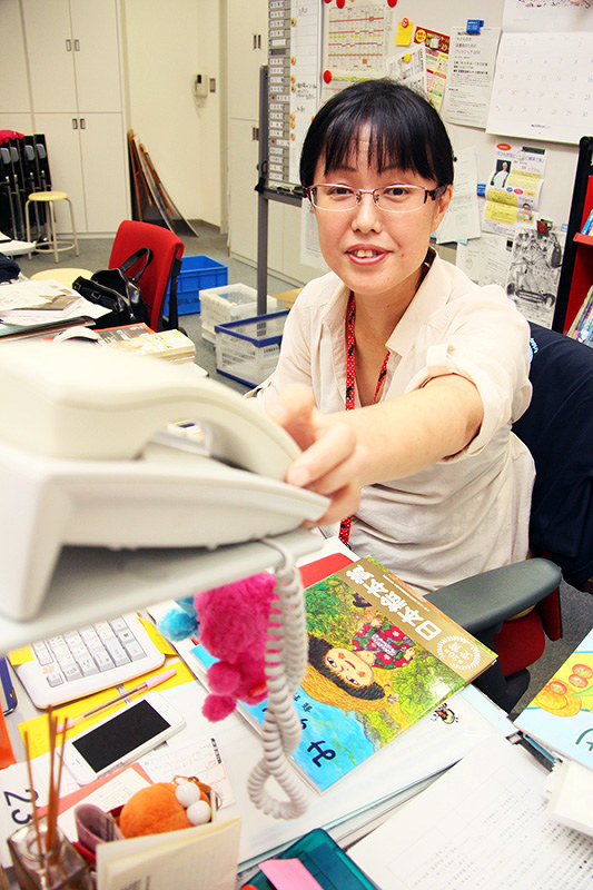 絵本の資料に囲まれた職場で奔走する杉本和子さん=和歌山県有田川町地域交流センターALECで、稲生陽撮影