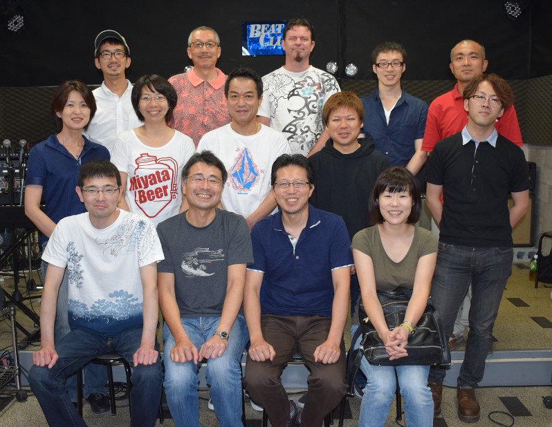 横須賀貞夫さん(前列右から2人目)とタウンマイクロブルワリー協会のメンバーら=宇都宮市東塙田1の栃木マイクロブルワリーで