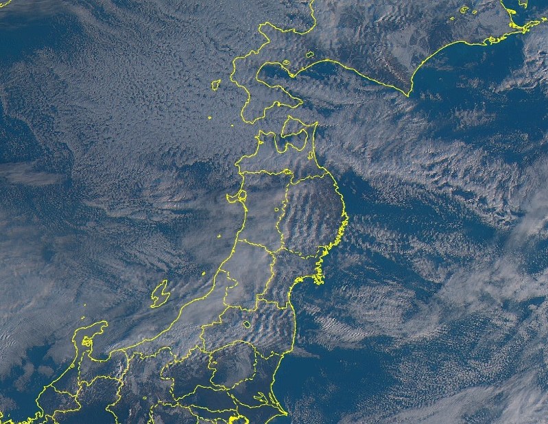 ひまわり8号から観測した2016年1月31日の日本付近の雲の様子。東北地方の太平洋側に山岳波による雲の列が見える