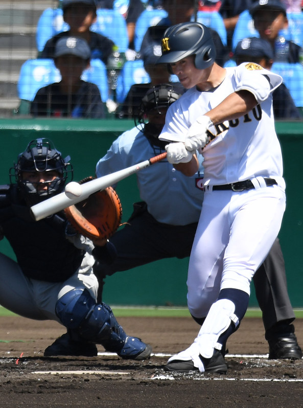 【佐久長聖−鳴門】一回裏鳴門2死三塁、手束が左越えに2点本塁打を放つ(捕手・宮石)=阪神甲子園球場で2016年8月7日、須賀川理撮影