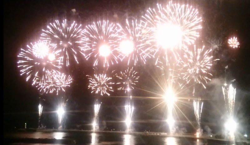 熱海海上花火 火花 にも登場の大会に2万9000人 毎日新聞 熱海海上花火 火花 にも登場の大会に2万9000人 毎日新聞