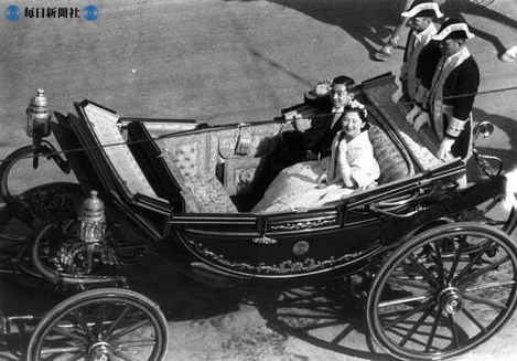 昭和天皇皇后両陛下　昭和33年4月御巡行記念　熊本日日新聞社発行 昭和天皇、皇后両陛下と熊本城 - 西日本新聞フォトライブラリー